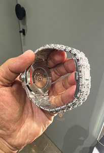 Montre en diamant moissanite de qualité supérieure, finition or blanc, montre de créateur pour hommes et femmes, disponible à la vente - Product Image 2