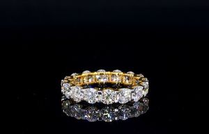 Bague éternelle classique en diamants ronds à éclat continu pour anniversaire de mariage, empilable et bijoux fins de luxe - Product Image 5