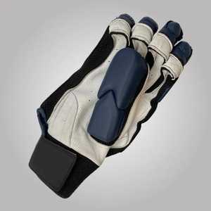 Guantes Ligeros de Bateo de Cricket para Hombre con Diseños Personalizados, Correas Personalizadas, Protección para los Dedos, Mejor Agarre, Doble Costura - Product Image 1