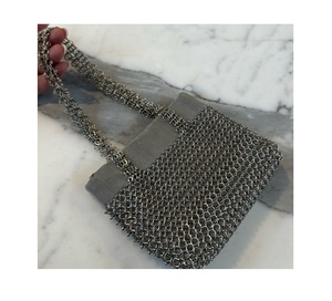 Bolso de Mano Personalizable de Malla Metálica con Estilo Moderno y Diseño de Anillos para Amantes de la Moda y un Look a la Moda - Product Image 5