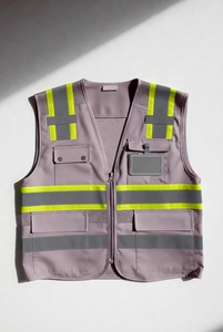 Chaleco de seguridad transpirable de alta visibilidad para hombre con franjas reflectantes y múltiples bolsillos, diseño de malla gris - Product Image 6