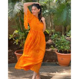 Robe longue élégante asymétrique en georgette orange Bandhani Style De Mison, coupe trapèze, taille élastique, imprimé dessiné à la main, pièce unique - Product Image 4