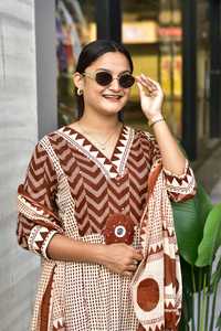 Mejora tu guardarropa étnico con este elegante conjunto de kurti de diseñador, elaborado y comprado directamente del proveedor a precio de mayoreo. - Product Image 4
