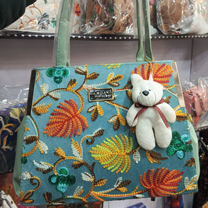 El bolso de mano hecho a medida se elabora con habilidad, fusionando la artesanía tradicional con la estética del diseño moderno. - Product Image 1