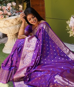 Sari Tradicional Indio de Seda Banarasi con Trabajo de Tejido Zari para Bodas y Eventos Festivos, Atuendo para Mujer - Product Image 1