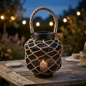 Lanterne en métal avec design enroulé de corde et poignée, porte-bougie décoratif rustique pour extérieur, jardin, patio, décoration intérieure - Product Image 4