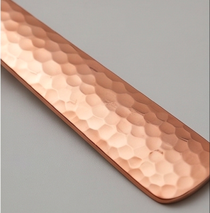 Ensemble de cuillères à salade modernes en cuivre avec manches martelées, compatibles lave-vaisselle, pour événements de restauration et usage domestique - Product Image 2