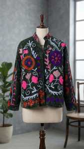 Chaqueta de terciopelo gris para mujer con bordado floral, abrigo étnico de invierno hecho a mano inspirado en Suzani, proveedores mayoristas de ropa para exportación - Product Image 4