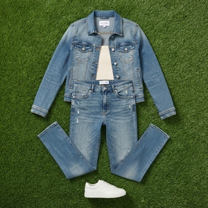 Ensemble décontracté deux pièces en jean bleu pour femme : veste boutonnée coupe ajustée et jean droit – Vente en gros - Product Image 5