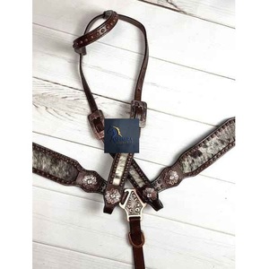 Conjunto de Collarín y Arnés de Cuero Marrón Estilo Western con Incrustaciones de Pelo de Vaca y Conchos Florales, Hecho a Mano, para Caballos - Product Image 3