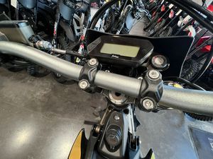 จัดส่งฟรี รถมอเตอร์ไซค์วิบากไฟฟ้า Sur-Rons Ultra Bee สีดำ รุ่นใหม่ ปี 2025 74V 21KW ราคาขายส่ง - Product Image 6