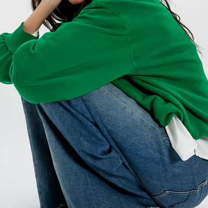 Sudadera de Algodón Verde Oversize de Moda con Hombros Caídos, Cuello Redondo, Color Sólido y Diseño Asimétrico para Mujer - Colección Otoño - Product Image 3