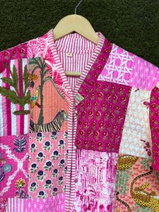 Chaqueta de Algodón Acolchada con Estampado Indio, Chaqueta Boho con Flores de Patchwork Hechas a Mano, Abrigo Reversible Ecológico Ligero con Botones para Mujer - Product Image 2