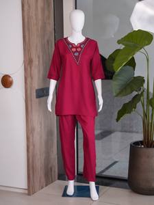 Hermoso Conjunto de 2 Piezas (Top y Pantalón) de Rayón de Alta Calidad para Mujer, Reversible y Elástico, Ideal para Bodas y Diwali - Product Image 4