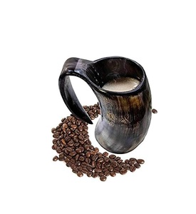 Taza rústica de cuerno para beber, hecha de material natural, perfecta para exhibir en bares y para uso en festivales renacentistas. - Product Image 4