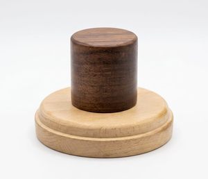 Soporte de Madera Redondo para Reloj Patek Philippe en Oro Rosa con Correa de Cuero Marrón, Esfera Blanca, Hecho a Mano, para Escritorio - Product Image 3