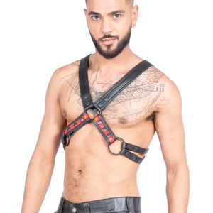 Harnais de poitrine en cuir noir avec accents rouges, boucle en acier, ajustement réglable pour tenue de club - Product Image 1