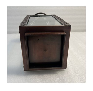Lanterne artisanale en fer et verre avec finition brune, idéale pour l'éclairage et la décoration des patios, jardins et balcons. - Product Image 3