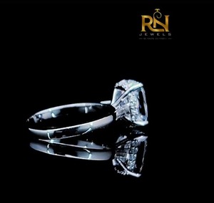 Anillo de compromiso de diamante cultivado en laboratorio de 3 CT con corte alargado tipo cojín, oro macizo, halo oculto tipo catedral, solitario, joyería fina de lujo - Product Image 3
