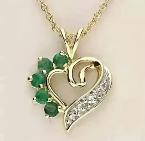 Colgante de diamante en forma de corazón con piedras laterales de esmeralda en oro amarillo para mujer, uso romántico diario - Product Image 4