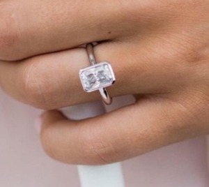 Anillo de Diamantes Radiantes Blancos con Bisel, Joyería de Plata para Mujer, Regalo de Cumpleaños, Diseño Moderno, Delicado, para Uso Diario, Estilo Moderno - Product Image 2