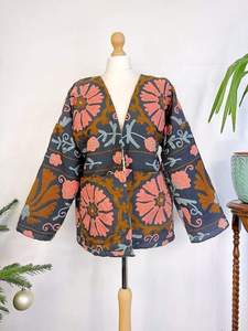 Veste en coton Suzani faite à la main pour femme, noire, brodée, avec ceinture, style bohème ethnique, fournisseur en gros - Product Image 2