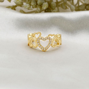 Anillo de Eternidad con Corazón Ondulado y Cristales Pavé, Plata de Ley 925 Chapada en Oro - Product Image 2