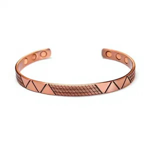 Brazalete Terapéutico Magnético de Cobre Puro con Grabado Geométrico Triangular, Joyería Moderna Hecha a Mano - Product Image 1