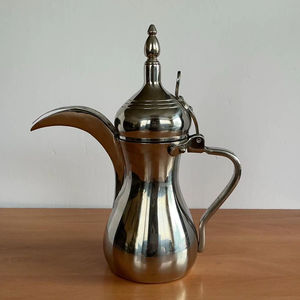 Tetera de metal de diseño elegante para servir café y té, ideal para el hogar, la cocina y la mesa de comedor. - Product Image 1