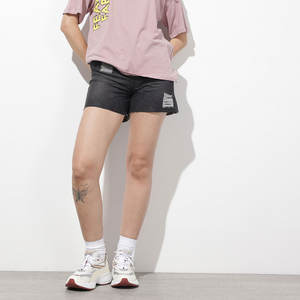 Shorts en jean pour femmes tendance jeunesse, imprimés au laser, texture rétro, style moderne streetwear - Product Image 5