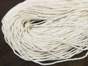 Perles en forme de tube en corail blanc italien, taille 2x4 mm, vendues par brin de 16 pouces de long - Product Image 3
