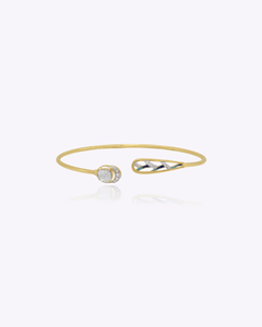 Brazalete Arista Curve, Elegante Brazalete Curvo de Diseño, con un Moderno y Elegante Accesorio de Joyería de Moda Premium para Bodas - Product Image 3