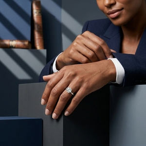 Bague de fiançailles classique en diamant rond brillant avec diamants pavés sur les côtés en platine PT950 pour femme - Product Image 2