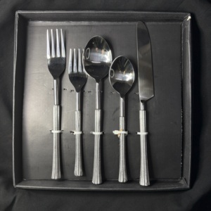 Ensemble de couverts de luxe en acier inoxydable avec manche léger en aluminium, comprenant cuillère, fourchette et couteau, service de table de 5 pièces avec boîte - Product Image 4