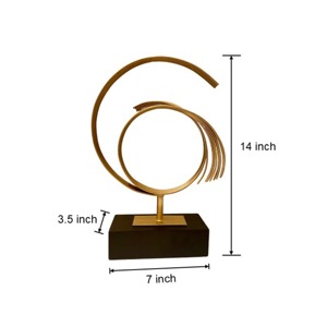 Sculpture abstraite moderne finition or, idéale pour la décoration de bureau, les zones de réception et les intérieurs d'entreprise, provenant d'Inde. - Product Image 6