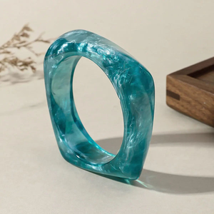 กำไลเรซิ่นแฟชั่นสุดฮิตสำหรับผู้หญิง สไตล์โดดเด่นสะดุดตา เหมาะสำหรับงานปาร์ตี้ - Product Image 2