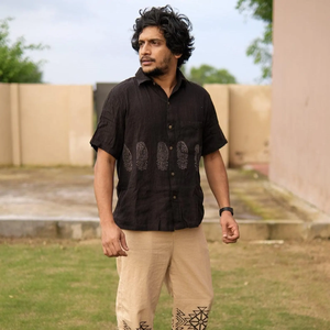 Camisa de algodón negra para hombre, estampada a mano, de manga corta, informal, para verano, transpirable, de algodón Khadi de primera calidad. - Product Image 1