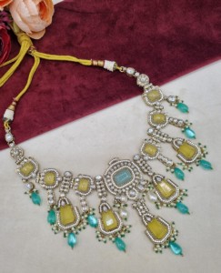 Collar de diseñador con piedra de corte radiante hecho a mano, con aretes y mangtika para mujer, colección de joyería tradicional étnica. - Product Image 2