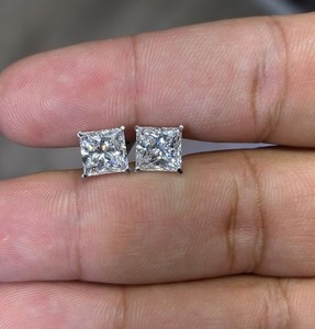 Pendientes de Diamantes con Corte Princesa, Engaste de Garra, Diseño Geométrico Clásico, Joyería Fina Unisex - Product Image 1