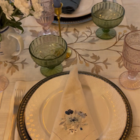 Serviette de table personnalisée brodée carrée moderne en lin fait main 60x60cm, écologique, durable, pour mariage, dîner, avec ourlet festonné motif fleurs sauvages