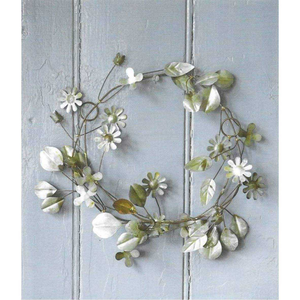 Couronne murale élégante en métal avec motifs botaniques et finition artisanale décorative pour intérieurs élégants - Product Image 6
