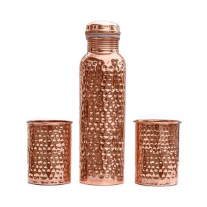 Ensemble de bouteille et de tasses en cuivre décorées de motifs floraux, emballage cadeau haut de gamme, présentation élégante en boîte avec une bouteille et deux tasses - Product Image 4