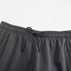 กางเกงขาสั้นออกกำลังกายผู้ชาย 7 นิ้ว แห้งเร็ว ผ้าโพลีเอสเตอร์ 100% มีซิป สไตล์ลำลองสำหรับออกกำลังกายและเล่นกีฬา ขายส่งสำหรับวิ่งและฝึกซ้อม - Product Image 4