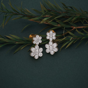 Pendientes de Oro Sólido de 18K con Diamantes Blancos Cultivados en Laboratorio para Mujer, Diseño Asimétrico de Seis Pétalos, Elegantes y de Alta Gama - Product Image 1