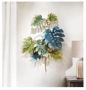 Décoration murale en métal en forme de feuille tropicale |   Décoration murale artistique verte et bleue avec accents dorés |   Décoration murale en métal de grande taille de qualité supérieure pour le salon - Product Image 1