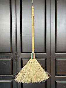 Balai en fibre de coco avec manche en bambou, poils durables, écologique, style classique, pour usage domestique et extérieur, poils moyens, 45 pouces - Product Image 2