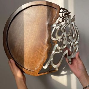 Plateau de service rond en bois fait main, durable, compatible lave-vaisselle, avec bord décoratif floral en fer noir, ensemble de 3 pièces - Product Image 2
