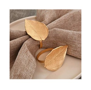 Anillo de Servilleta Moderno Hecho a Mano en Aluminio Chapado en Oro con Diseño de Flor, Hebilla Metálica para Servilletas, Ideal para Banquetes Formales y Ocasiones Especiales - Product Image 3