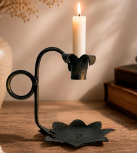 Support de bougie en fer forgé bronze antique, fait main, avec base en lotus, pour bougies coniques – Vente en gros - Product Image 1