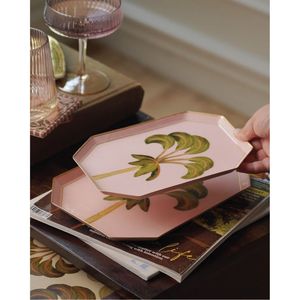 Plateau de service décoratif en métal émaillé rose de luxe avec bord doré et motif feuille de palmier, personnalisable pour la décoration intérieure et la vaisselle de cuisine - Product Image 1